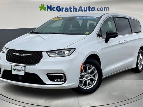 Used 2024 Chrysler Pacifica Touring-L image 3