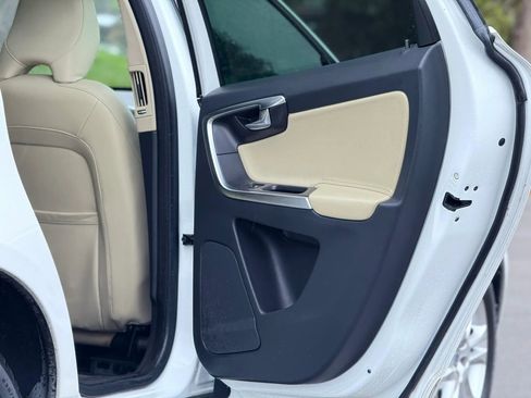 Used 2016 Volvo XC60 T5 Premier w/ Proximity Package FWD image 16