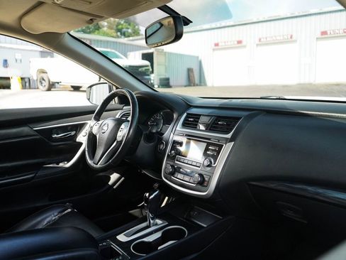 Used 2017 Nissan Altima 2.5 SL w/ Moonroof Package FWD image 15