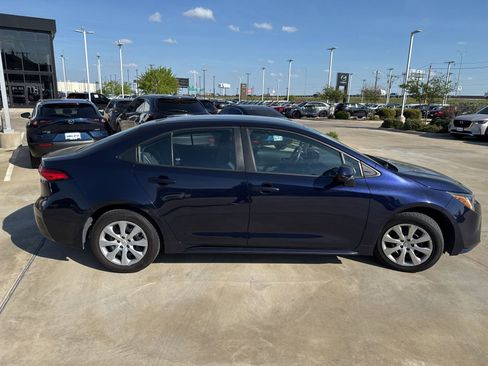 Used 2022 Toyota Corolla LE image 4