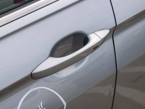 Used 2024 Volkswagen Tiguan SE image 9