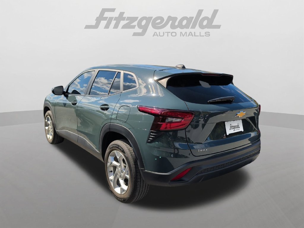 Used 2025 Chevrolet Trax LS w/ LS Convenience Package FWD image 4