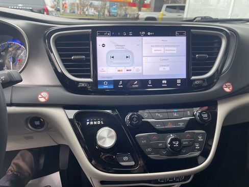 Used 2024 Chrysler Pacifica Touring-L image 59