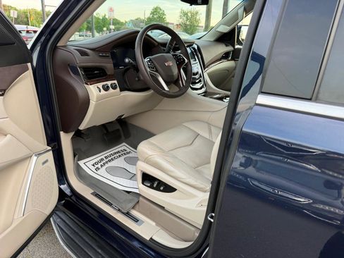 Used 2017 Cadillac Escalade Luxury image 7