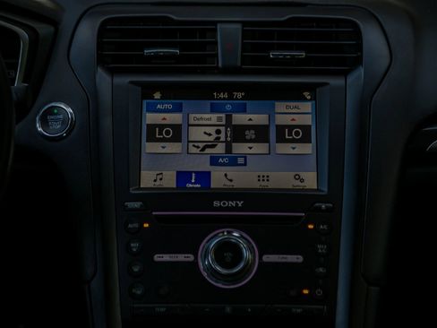 Used 2018 Ford Fusion Titanium image 24