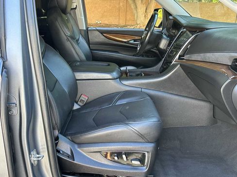 Used 2019 Cadillac Escalade ESV Luxury AWD/4WD image 27