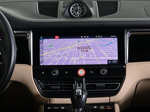 Certified 2024 Porsche Macan image 15
