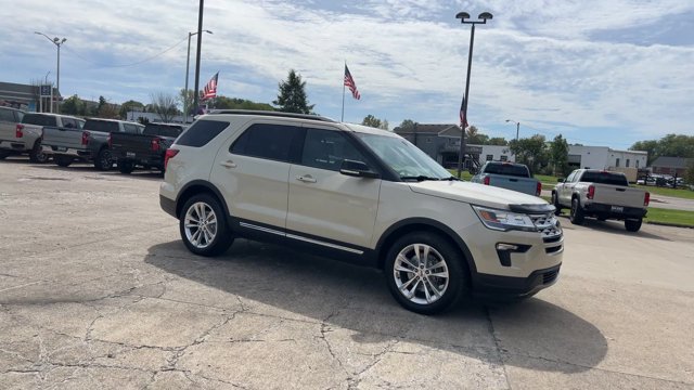Used 2018 Ford Explorer XLT w/ Equipment Group 201A FWD image 2