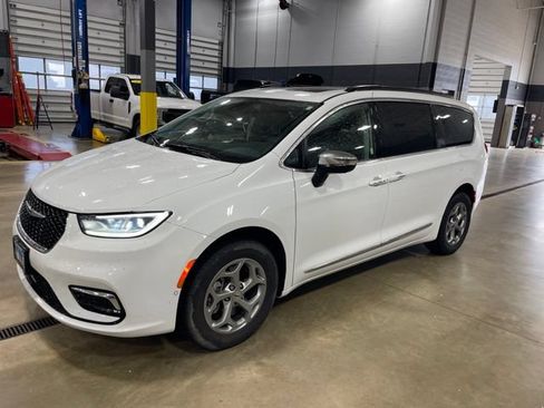 Used 2023 Chrysler Pacifica Limited w/ Uconnect Theater Family Group AWD/4WD image 6