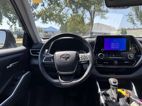 Used 2023 Toyota Highlander XLE FWD image 19