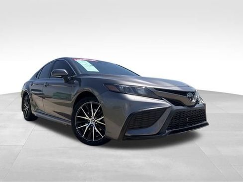 Used 2022 Toyota Camry SE w/ Carpet Mat Package (TMS) FWD image 2