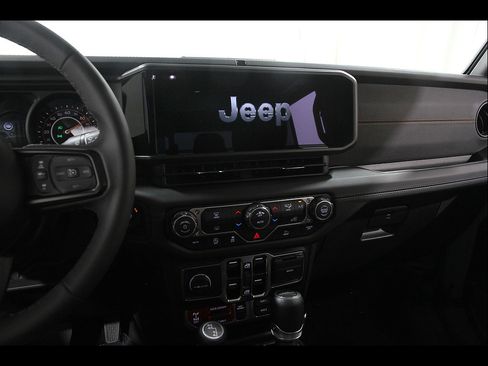 Used 2026 Jeep Gladiator Mojave AWD/4WD image 9