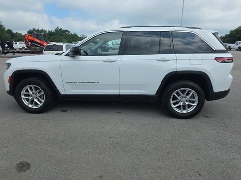 Used 2022 Jeep Grand Cherokee Laredo w/ Luxury Tech Group I AWD/4WD image 8