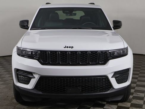 Used 2025 Jeep Grand Cherokee Altitude AWD/4WD image 10