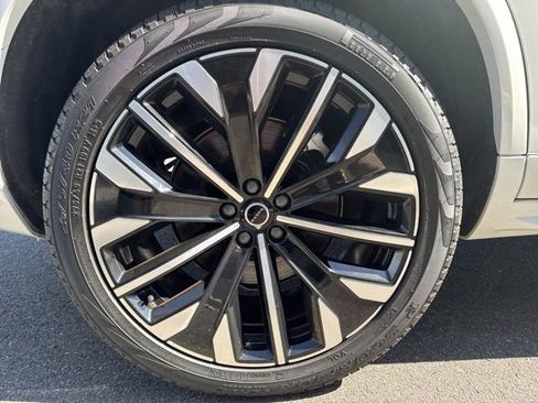 Certified 2025 Volvo XC90 B5 Plus image 9