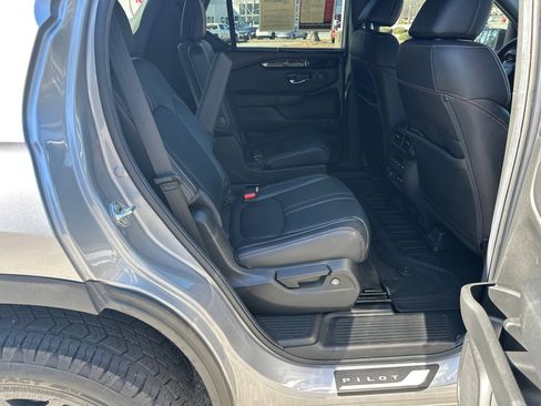 Used 2025 Honda Pilot TrailSport image 15