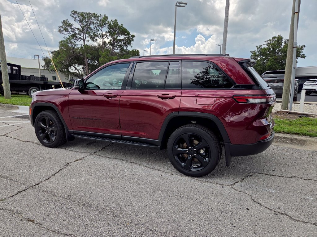 Used 2024 Jeep Grand Cherokee Altitude RWD image 9