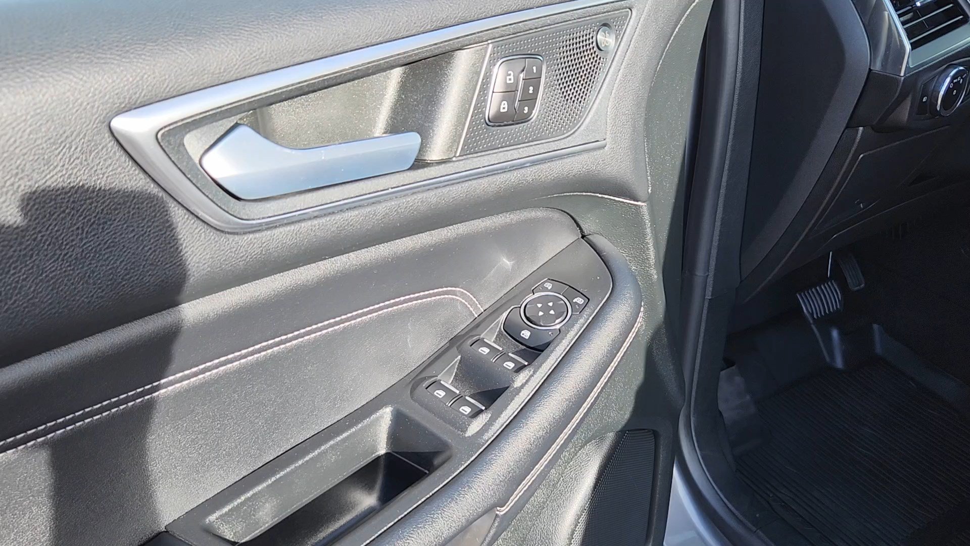 Used 2023 Ford Edge Titanium AWD/4WD image 7