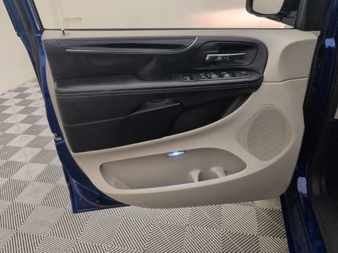 Used 2019 Dodge Grand Caravan SXT w/ Rear Park Assist Package image 33