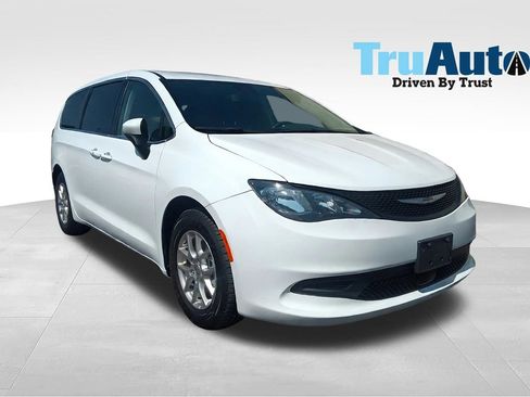 Used 2023 Chrysler Voyager LX FWD image 1