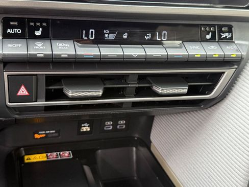 Used 2025 Toyota Camry SE w/ Convenience Package AWD/4WD image 32