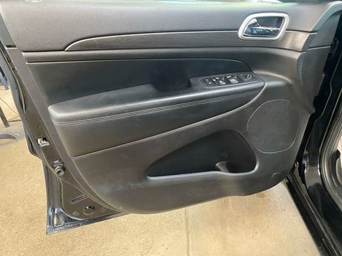 Used 2018 Jeep Grand Cherokee Altitude AWD/4WD image 11