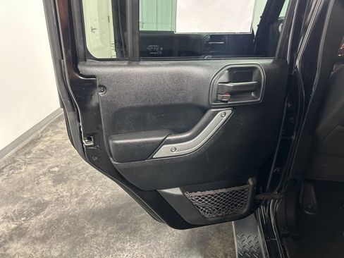 Used 2018 Jeep Wrangler Unlimited Sahara AWD/4WD image 10