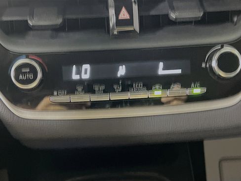 Used 2020 Toyota Corolla LE image 25