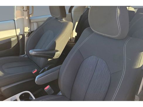 Used 2023 Chrysler Voyager LX image 14