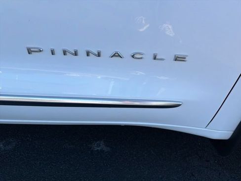 Used 2022 Chrysler Pacifica Pinnacle FWD image 9