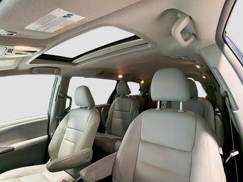 Certified 2018 Toyota Sienna XLE FWD image 18