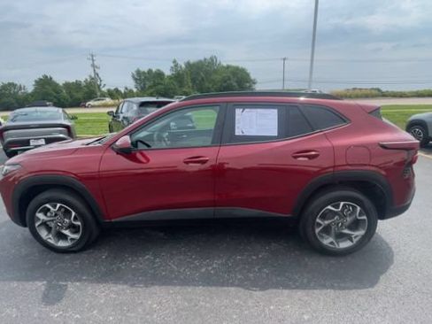 Used 2025 Chevrolet Trax LT FWD image 7