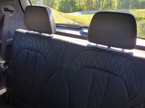 Used 2025 BMW X7 M60i image 33