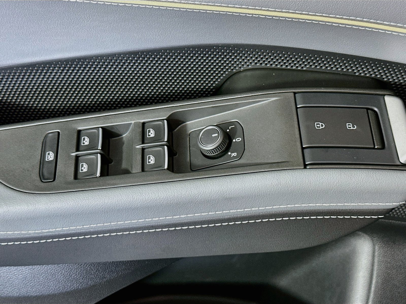 New 2027 Volkswagen Atlas SEL R-Line AWD/4WD image 18