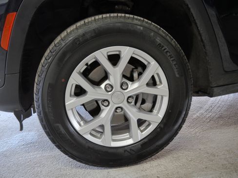 Used 2023 Jeep Grand Cherokee Limited w/ Luxury Tech Group II image 15