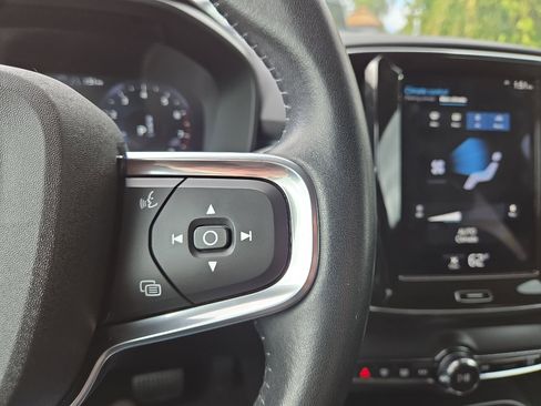 Used 2021 Volvo XC40 T4 Momentum image 22