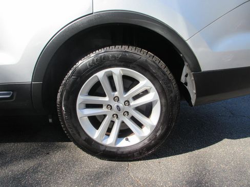 Used 2017 Ford Explorer XLT image 22