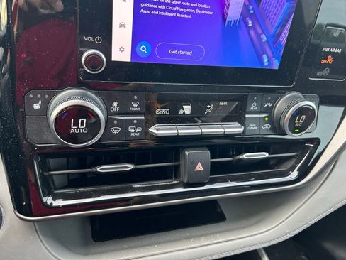 Used 2023 Toyota Highlander XLE FWD image 28