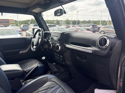 Used 2017 Jeep Wrangler Sahara w/ Connectivity Group AWD/4WD image 21