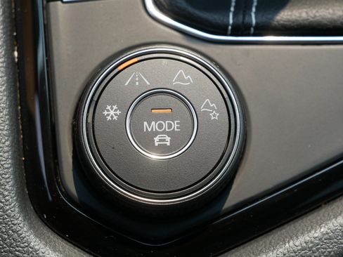 Used 2023 Volkswagen Taos SE w/ Panoramic Sunroof Package AWD/4WD image 32
