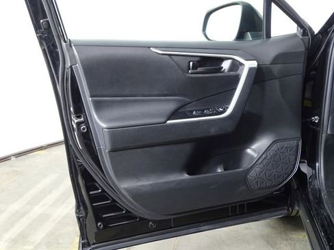 Used 2021 Toyota RAV4 LE image 14