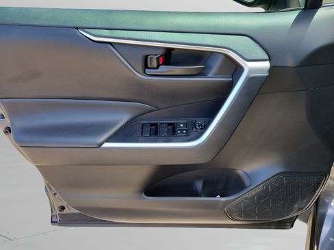 Used 2019 Toyota RAV4 LE FWD image 22