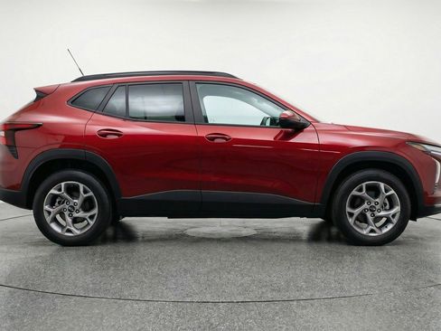 Used 2025 Chevrolet Trax LT w/ LT Convenience Package FWD image 11
