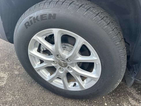 Used 2017 Jeep Cherokee Latitude FWD image 4