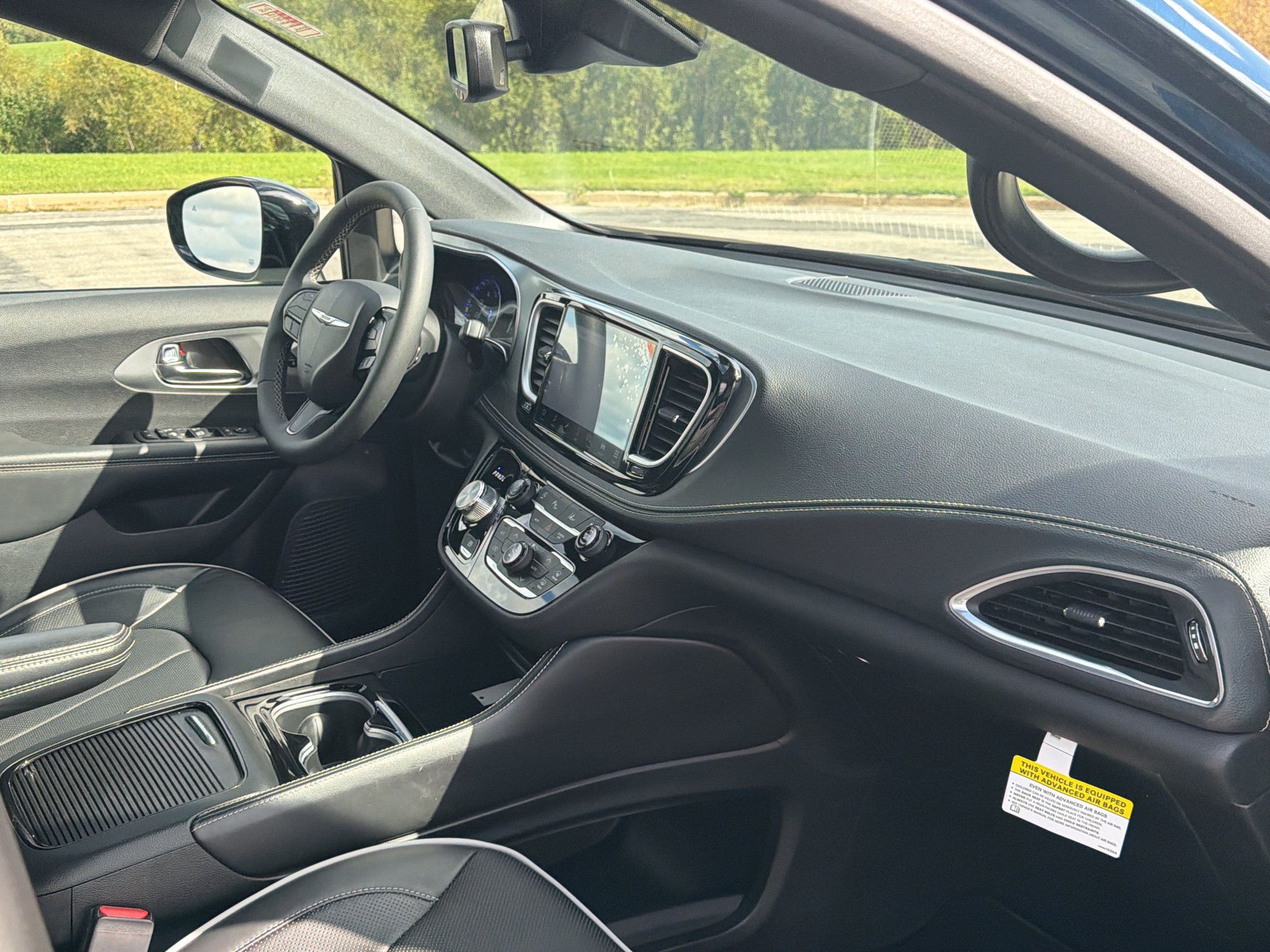 Used 2025 Chrysler Pacifica Limited AWD/4WD image 28