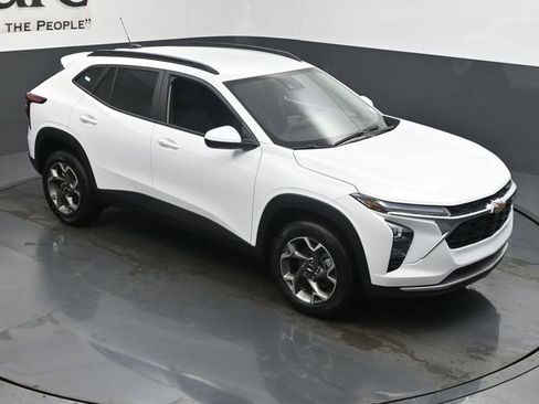 Used 2025 Chevrolet Trax LT w/ LT Convenience Package image 26