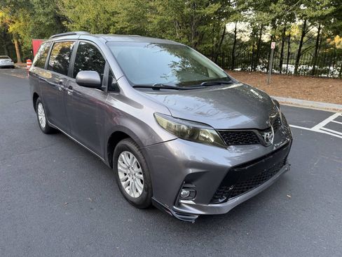 Used 2011 Toyota Sienna XLE w/ Premium Pkg FWD image 8