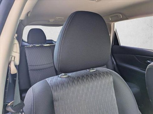 Used 2019 Nissan Rogue SV FWD image 15