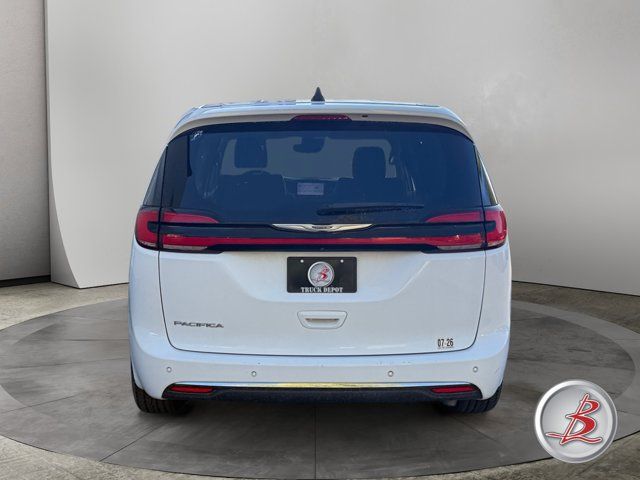 Used 2023 Chrysler Pacifica Touring-L FWD image 6
