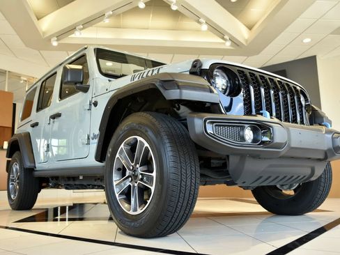 Used 2023 Jeep Wrangler Unlimited w/ Sun & Screen Package AWD/4WD image 9